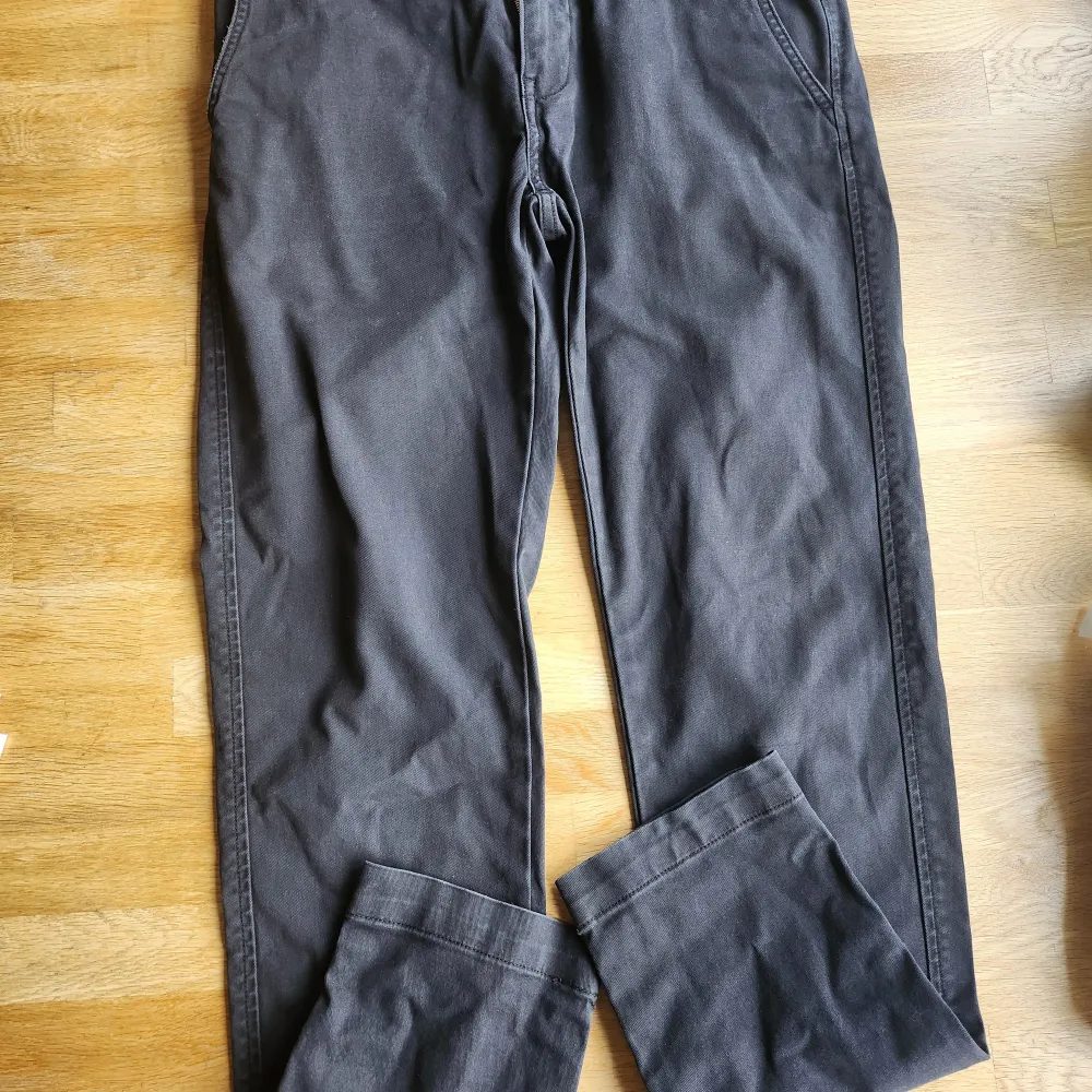 Säljer ett par svarta Levis chinos i mycket fint skickt.Byxorna är W28×L32. De är sköna att ha på. Köpte från Levis affär i Borlänge. . Jeans & Byxor.