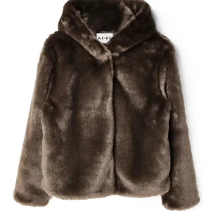Faux fur jacka nakd  - Faux fur jacka från nakd i strl 32 som jag köpte i vintras för 1200kr☺️Bara använd några gånger så precis som ny!🫶🏻Skulle säga att den passar en xs/s💖 helt slutsåld och väldigt svår att få tag på!💕Så snygg och perfekt höst och vinter jacka🩷🩷🩷
