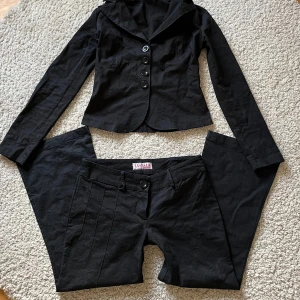 Set - Så himla fint kostym-set som tyvärr inte kommer till användning! Lågmidjade byxor och en figurnära kavaj💕