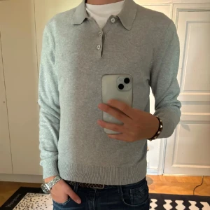 Grå polotröja Ben Sherman - Säljer denna snygga polotröja från märken Ben Sherman. Tröjan är i bra skick. Skriv vid frågor!