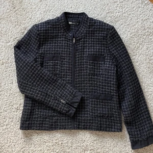 Kappa/jacka - Jättejättefin jacka/kappa med så najs detaljer!💖🙌🏼 passar perfekt till höst och vår 