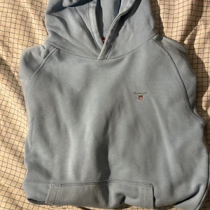 Ljus blå gant hoodie - Helt nytt skick, aldrig använd. Nytt pris 800