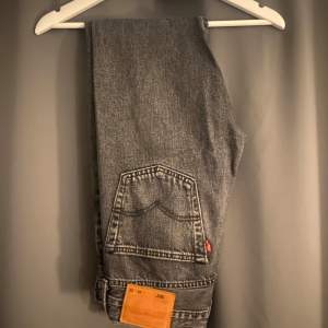 Hej säljer mina Levis jeans i storlek W29 L32. använda 5 gånger. I bra skick 10/10. hör av dig om du har frågor! Köpta för 1100kr och säljs för 699kr. Straight jeans. Står för frakten 