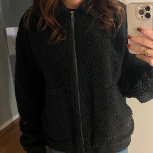 Teddyjacka - Jätte mysig och varm teddyjacka. Köpt 2021 och använd i ca 2 månader men är i gott skick!