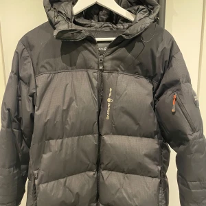 Sail racing vinterjacka  - Riktigt snygg Sail jacka som är perfekt om du inte vill frysa. Den är i använt skick och de finns defekter.