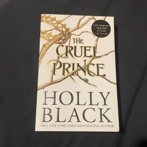 The cruel prince - Säljer denna väldigt omtalade bok, jag har inte läst denna men har hört att den är super bra! Köpt för 131 men säljer den för 80kr!