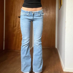 Bootcut jeans - Säljer dessa supersöta jeansen!😍Älskar de så men har tyvär blivit för korta😭😭 Midjemått: 39cm  Innerbenslängd: 76cm Ytterbenslängd: 97cm Vid fler frågor eller undringar skriv privat❤️❤️