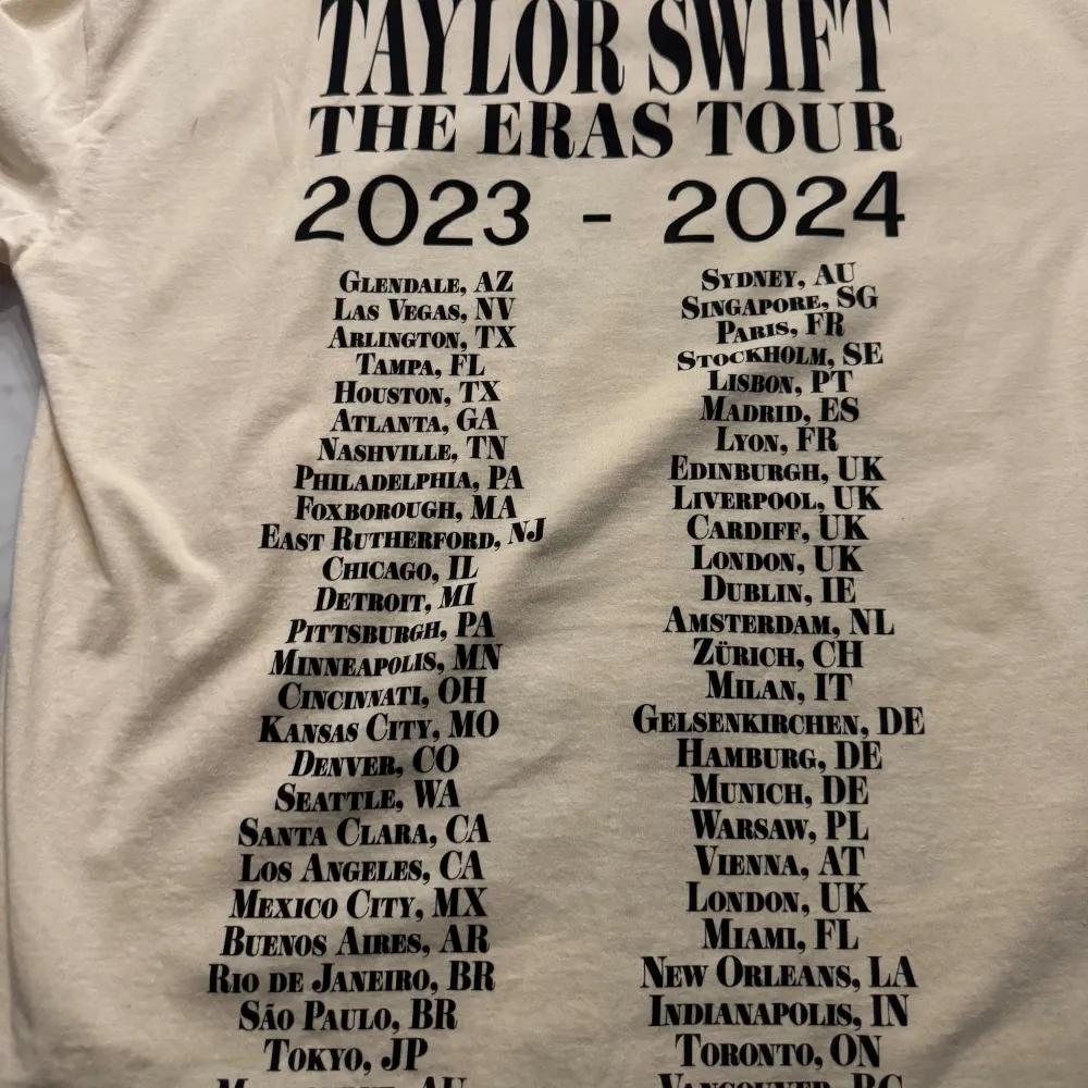 taylor swift tshirt i beige. köpt på hennes konsert den 18 maj. säljer då jag inte har användt den sen jag köpte den 💞. T-shirts.