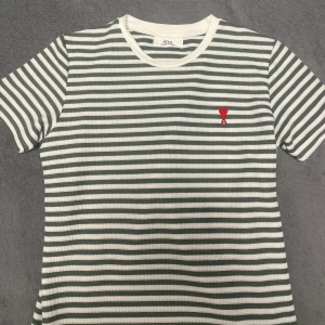 RARE Ami t-shirt säljs  - Rare ami T-shirt säljs kan inte hittas i butiker. Minsta tveksam  Skriv! 