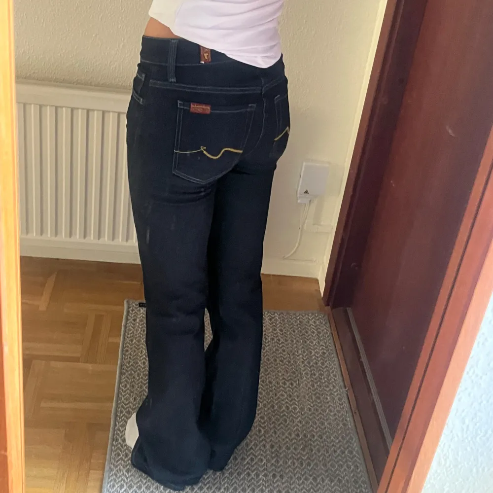 Boot cut jeans från 7 for all mankind. I nyskick!  Passar mig som brukar ha 34 i jeans . Jeans & Byxor.