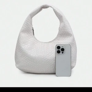 vit axelväska i konstläder - en vit axelväska som aldrig är använd! den är i storlek mellan och får plats med väldigt mycket! kom privat för fler bilder!💝💝