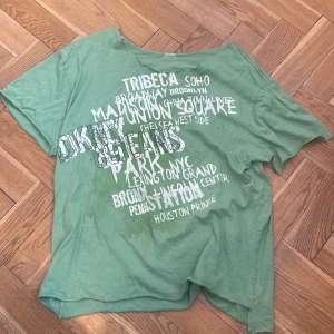 Off shoulder t-shirt - Y2k