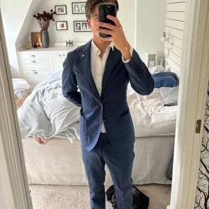 L.B.M 1911 Kostym (Limited edition) Nypris 9000kr - - Inköpt för 9000kr (kavaj 6600kr och byxor 2400kr (går ej att köpa längre då de är en limited edition)  - Inte använd alls -Kvitto och lappar  finns kvar - Köpt i Milano för ett år sedan - storlek M. Pris kan diskuteras.