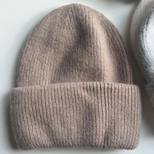 Brun mössa  - Utförsäljning från julidesign. Priset är satt. 