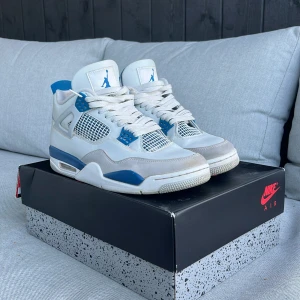 Jordan 4 military blue - Tjenare säljer nu mina Jordan 4 military blue för dom har typ aldrig kommit till användning. Köptes i Tyskland på Vaditim. Box följer med finns kvitto nånstans. Priset är inte hugget i sten. Hör av er vid intresse.  Med vänlig hälsning, Victor 