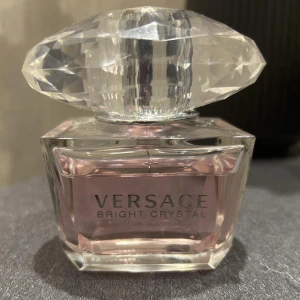 Versace parfym  - Denna parfym luktar magiskt men kommer tyvärr inte till användning längre🫶🏼🫶🏼 90ml. Toppnoter: granatäpple, yuzu Basnoter: acajou-trä, amber, mysk Hjärta: magnolia, pion, lotus
