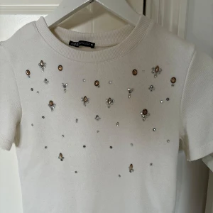 Zara tröja💕 - Säljer min jättefina Zara tröja använt fåtal ggr, bra skick o köptes förra året💘