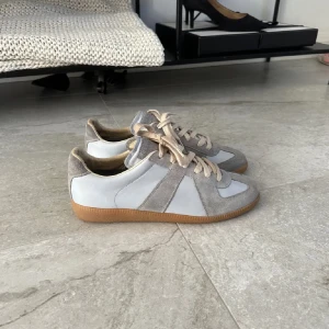 Maison Margiela skor - Maison margiela skor | Storlek 41 passar 42 | Bra skick | Färg: Ljusblå/Grå|  Inget OG ingår | Skriv pm vid funderingar | Kan gå ner i pris vid snabbt köp | väldigt liten fläck på mockan på högra skon |