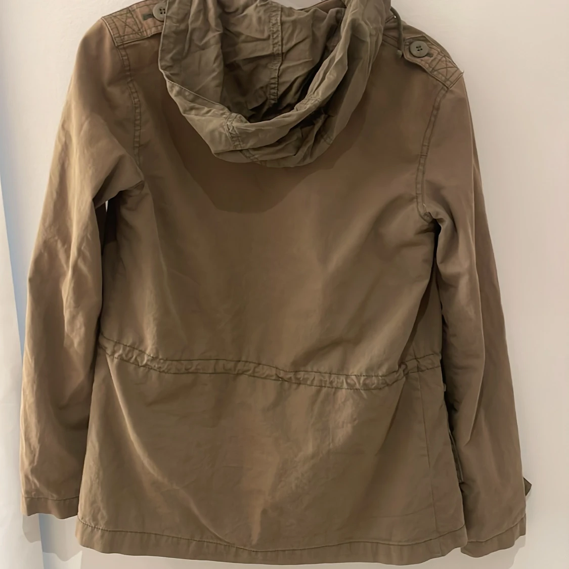 säljer denna militär jackan  - 92