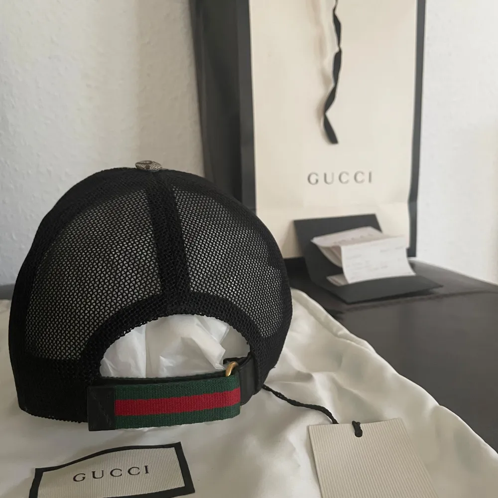 Äkta GUCCI KINGSNAKE KEPS helt ny taggen sitter forfarande på,kvitto box,dustbag och lapp medföljer! . Accessoarer.