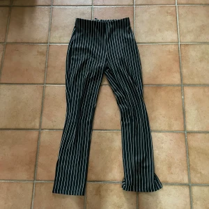 Randiga byxor bootcut - Från zara, sitter tight och högmidjat, lite bootcut , stretchiga