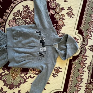 HELT NY TRAPSTART TRACKSUIT 🔥🔥🔥 - Jag fick denna tracksuit i present. Använde några gånger men jag gillar den inte den så värst mycket för det är inte riktigt mig stil.  tvättad några gånger använd ännu färre gånger än det så den är i princip splittrans ny. Top:1500kr bottom:1000kr