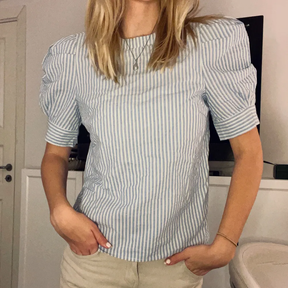 Supersöt klassisk blus med puffärmar, från Aware by Vero Moda. Vit med ljusblå små ränder, bra skick🩷. Blusar.