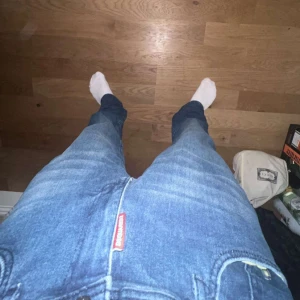 Dsquared2 jeans - W34, L30ish Bra skick, använt dom ett par gånger men det är inte riktigt min stil. Obs skräddade ner till denna längd.
