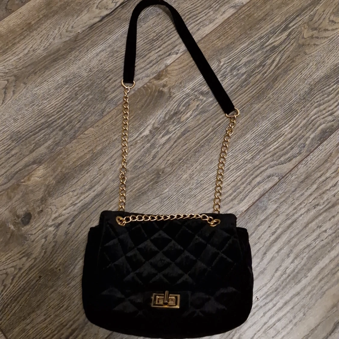 Svart quiltad axelväska med guldkedja