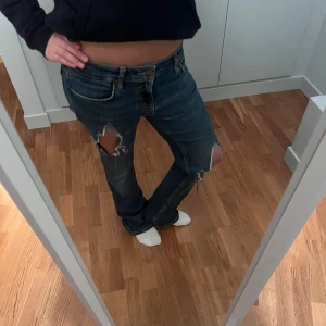 Trendiga jeans från Zara - Säljer ett par snygga och trendiga jeans med hål från Zara!!💞 Nyttskick. 