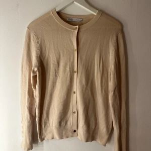 Beige kofta Zara - Beige kofta från Zara i storlek L. Med guldiga knappar. Fint skick