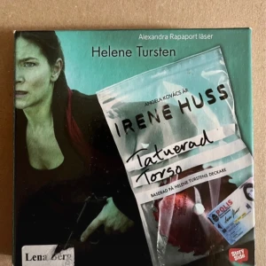 Tatuerad Torso - Ljudbok av Helene Tursten där kriminalinspektör Irene Huss utreder ett mystiskt mordfall. Uppläst av Alexandra Rapaport, inspelad på 10 CD-skivor med en total speltid på 11 timmar. Perfekt för dig som gillar spännande deckare!