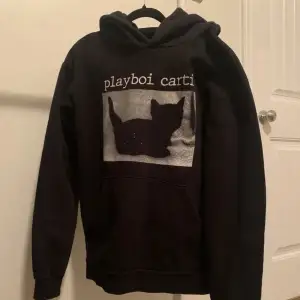 Snygg svart carti merch cat hoodie i storlek M. Jätte varm och mysig perfekt nu till kallare säsongerna och väger mycket. Den har blivit använd ett fåtal gånger. Skriv för fler frågor 