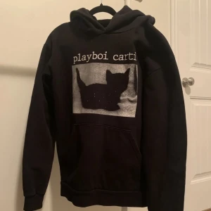 Playboi carti cat hoodie metch WLR - Snygg svart carti merch cat hoodie i storlek M. Jätte varm och mysig perfekt nu till kallare säsongerna och väger mycket. Den har blivit använd ett fåtal gånger. Skriv för fler frågor 