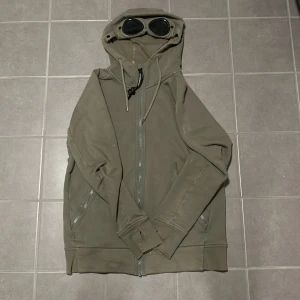 Cp company zip - Säljer min gröna cp company zip storleken är S. Skick 6,5/10