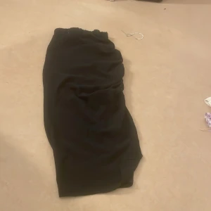 Svart lång kjol med slits  - Säljer en svar lång kjol med elastisk midja och öppen slits. Perfekta för en sommar dag på stranden eller på en fin restaurant. De är bekväma och lätta att matcha med andra plagg.