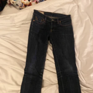 Ralph Lauren jeans - Snygga mörkblå jeans från Polo Ralph Lauren i modellen Tompkins Skinny. De har en klassisk femficksdesign och är tillverkade i ett stretchigt denimtyg för en bekväm passform. Perfekta för en stilren look.