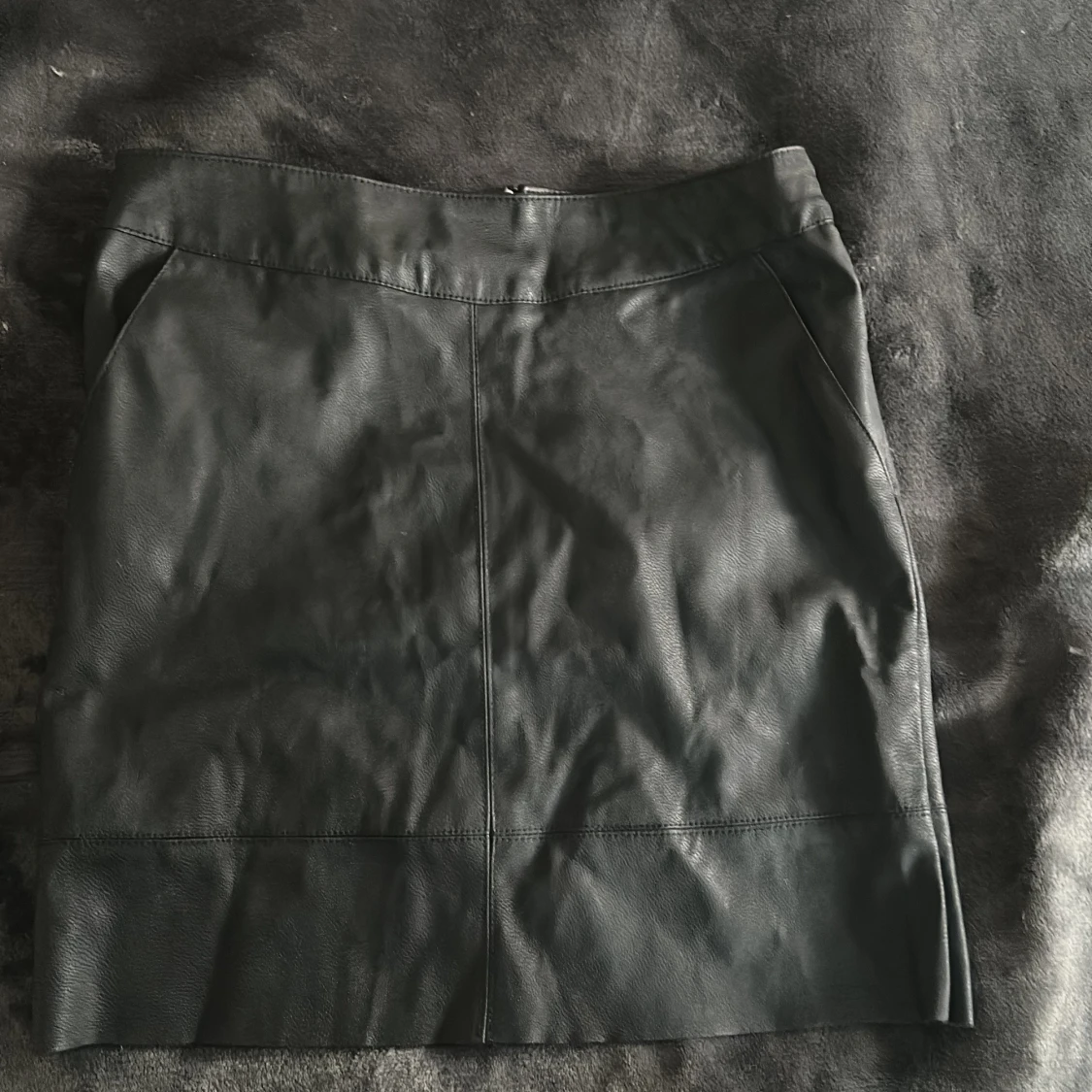 Svart skinnkjol med dragkedja