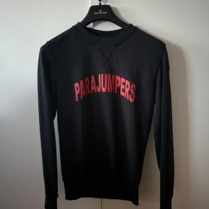 Parajumpers ”Caleb” tröja - Säljer denna Mörkblå/Svarta Parajumpers tröjan av modellen ”Caleb” i storlek S. Tröjan är i extremt bra skick och inköpt för 2500 på NK i Göteborg. Tröjan är slutsåld iallafall på Parajumpers hemsida. Skriv vid intresse eller eventuella frågor! Hjalmar