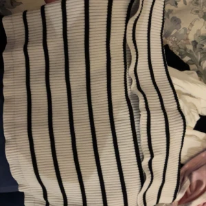 Vit och svart randig topp - Snygg vit och svart randig topp. superfin och mjukt material 💕
