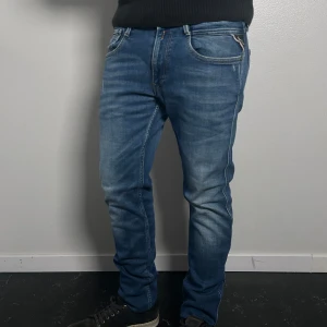 Anbass jeans - Snygga jeans från replay Innerbenslängd: 84cm Midjemått: 43cm