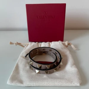 Valentino armband  - Säljer mitt valentino armband i fint skick med alla tillbehör: dustbag, box, äkthetsbevis mm. Köpt för 3365 kr. 💖