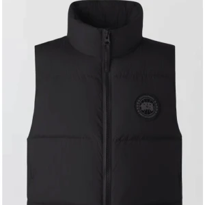 Canada goose lawrence puffer väst - Intressekoll, Säljer en snygg navy dunväst från Canada Goose. Västen har en hög krage och dragkedja framtill. Perfekt för kyliga dagar och passar både till vardags och lite finare tillfällen. Den är quiltad och har en broderad logga på bröstet. Superbekväm och stilren! Lånade bilder, västen är Mörk blå och inte svart