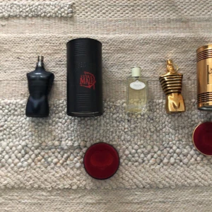 Byte - Säljer en cool samling av parfymer med unika flaskor. Inkluderar en svart torsoformad flaska, en elegant genomskinlig flaska med ljus vätska, en guldig flaska med en manlig torsoform och en liten flaska med texten 'YOU'. Perfekt för den som vill ha en varierad doftgarderob! 🖤✨