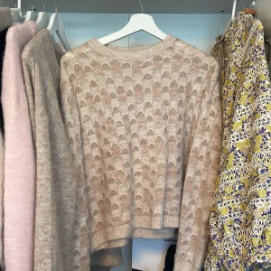Stickad tröja - Säljer en superfin beige/rosa stickad tröja från Zara. Den är  max är använd 2 gånger 💗 köptes förra julen för 499kr. Köp gärna genom köp nu!