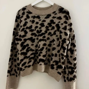 Leopardmönstrad tröja - Säljer nu en leopardmönstrad tröja i stolek s använda 2 gånger ❤