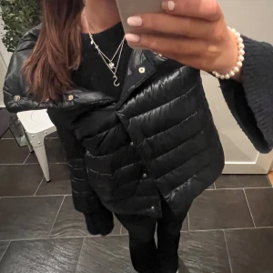 Mörk blå Herno jacka - VILL NÅN BYTA EN MÖRKBLÅ HERNO JACKA MOT EN SVART?💕 Den är i jätte fint skick skulle kunna tänka mig och sälja för minst 5000 