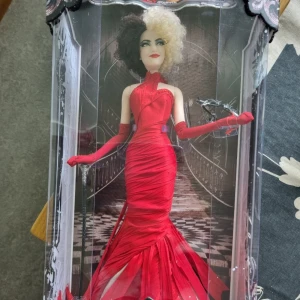 Disney Cruella de Vil docka limited edition - Säljer en ny och oöppnad Disney Cruella de Vil docka limited edition. Dockan är i sin originalförpackning och är perfekt för samlare eller fans av filmen.