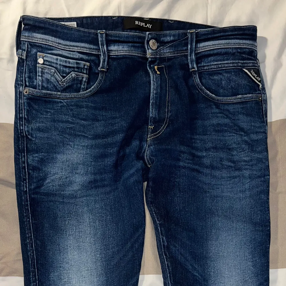 Tjena! Säljer nu ett par av mina replay jeans i en sjukt snygg blå färg som är ljusare vid knäna. Det finns absolut inga hål eller skador på jeansen. Jag har knappt använt dom häller så materialet känns nästan som helt nytt! Kvitto har jag inte kvar, säljer pga av att jag har många blåa jeans. W32 L32 Modellen heter ”Replay Anbass 5 Years Wash Jeans Medium Blue” kostar ca 1600kr nypris. Jeans & Byxor.