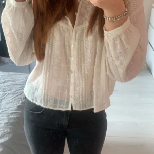Zara blus - Jätte fin blus från zara, använd 2 gånger, jätte bra skick.